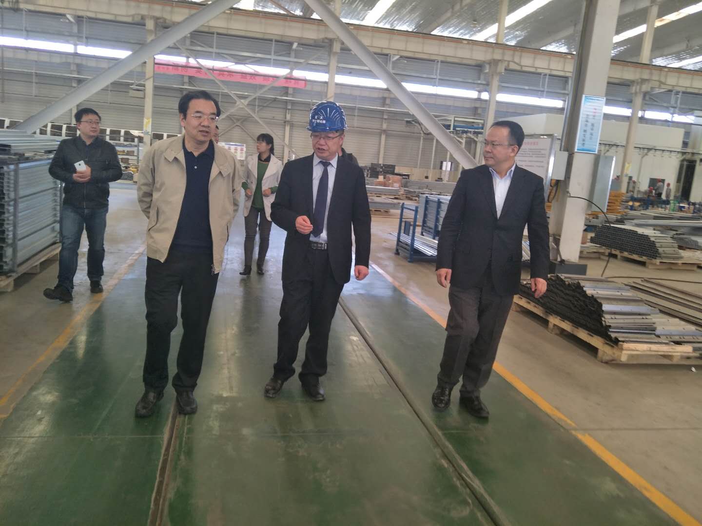 財政部駐甘專員辦事處黨組書記楊瑞金，蘭州市副市長牛向東一行參觀考察蘭州新區(qū)亞太伊士頓電梯廠