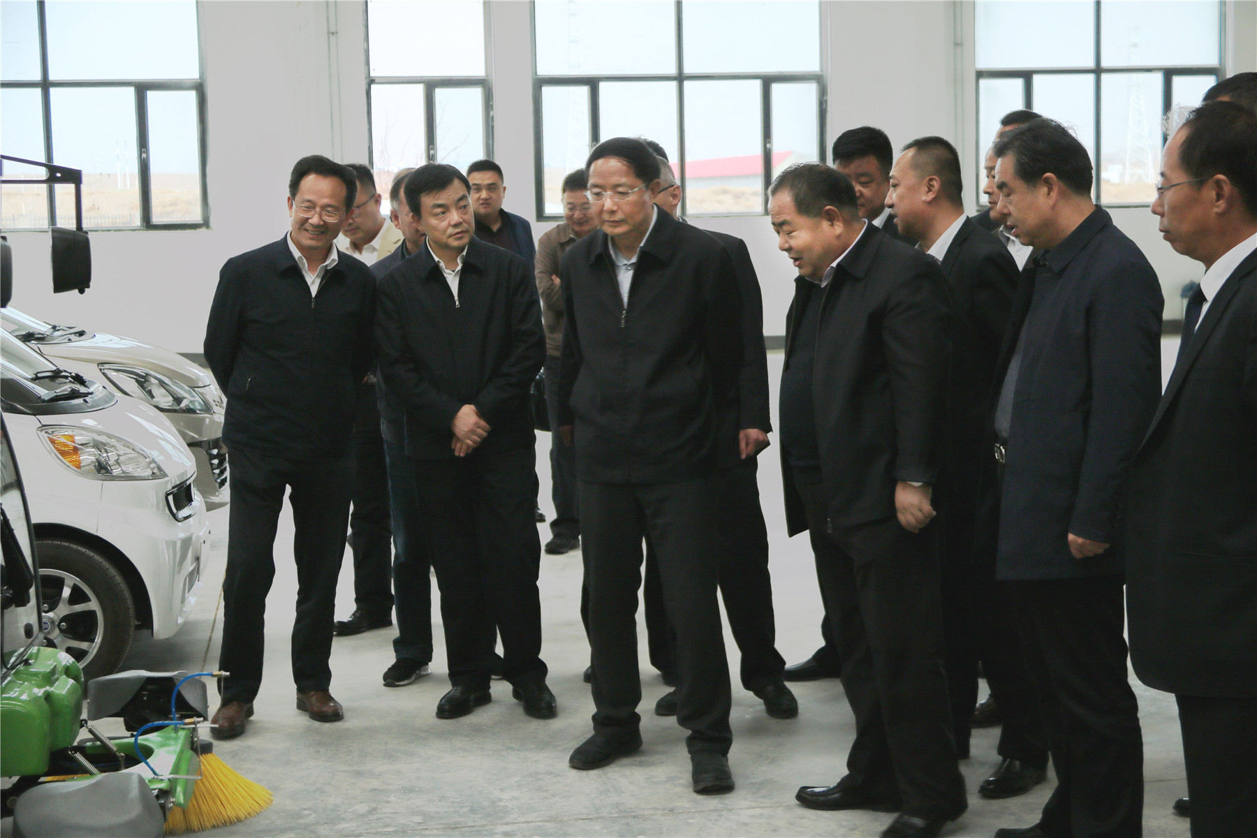 甘肅省政協(xié)主席、黨組書記歐陽堅一行蒞臨蘭州新區(qū)“亞太伊士頓電梯”廠、 “亞太新能源汽車”廠參觀考察！